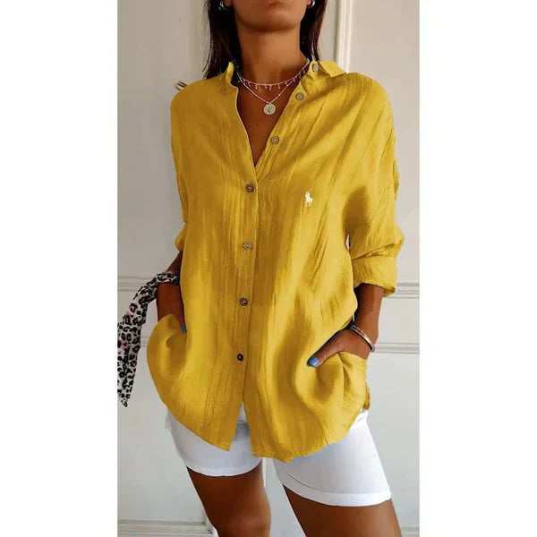 Camisa clásica RL para mujer con cuello suave y botones.