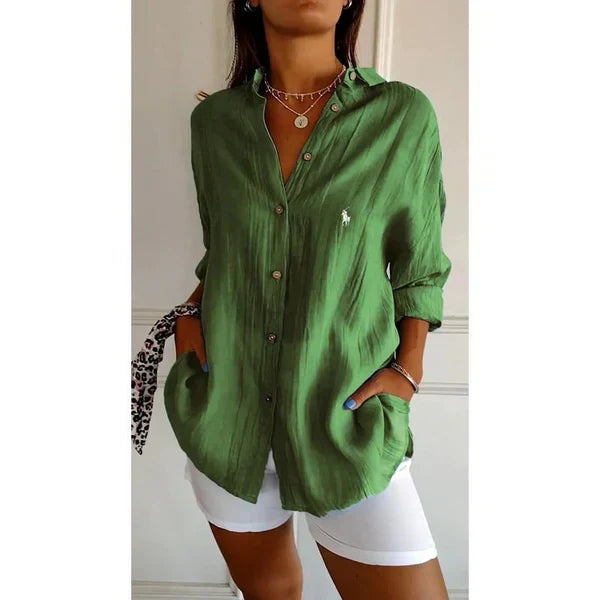 Camisa clásica RL para mujer con cuello suave y botones.