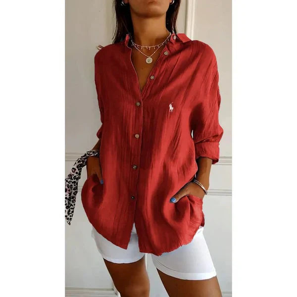 Camisa clásica RL para mujer con cuello suave y botones.